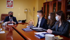 Andrzej Pruś i Prezydium Młodzieżowego Sejmiku siedzą w gabinecie Przewodniczącego Sejmiku