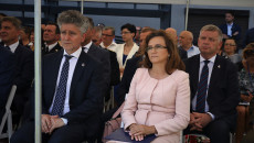 Senator Krzysztof Słoń i poseł Agata Wojtyszek siedzą w grupie uczestników uroczystości