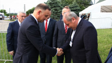 Andrzej Duda podaje rękę mężczyźnie, wita się z nim