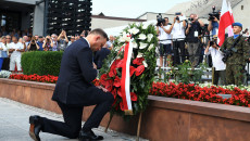 Andrzej Duda składa wiązankę kwiatów pod mogiłą spacyfikowanych w 1943 roku michniowian