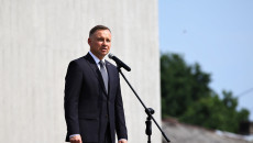 Do mikrofonu przemawia Andrzej Duda