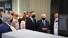 Andrzej Duda, Krzysztof Lipiec i inne osoby oglądają wystawę w budynku Mauzoleum