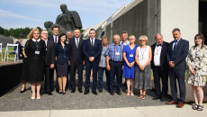 Andrzej Duda na zdjęciu zbiorowym z grupą ludzi