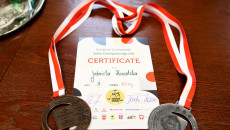 Pamiątkowe zdjęcie kolorowego certyfikatu za zajęcie drugiego miejsca w Mistrzostwach Europy w Sumo w klasie do lat czternastu. Obok dyplomu dwa medale z biało czerwonymi wstęgami