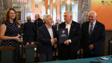 Marszałek Andrzej Bętkowski i członek Zarządu Województwa Marek Jońca gratulują mężczyźnie w ciemnym garniturze
