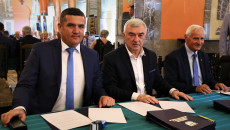 Marszałek Andrzej Bętkowski i członek Zarządu Województwa Marek Jońca przy stole podpisują umowę
