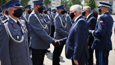 Gratulacje od Marszałka Bętkowskiego odbiera Policjant w maseczce ochronnej