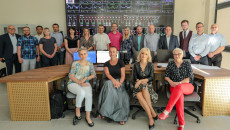 Zdjęcie grupowe uczestników projektu RESINDUSTRY w laboratorium Politechniki Świętokrzyskiej w Kielcach