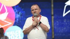 Marek Bogusławski z mikrofonem gratuluje laureatom