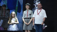 Wicemarszałek Marek Bogusławski pozuje do pamiątkowej fotografii z laureatkami Jodły