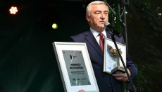 Marszałek Andrzej Bętkowski dziękuje za przyznaną nagrodę. W rękach trzyma okolicznościowy dyplom oraz statuetkę