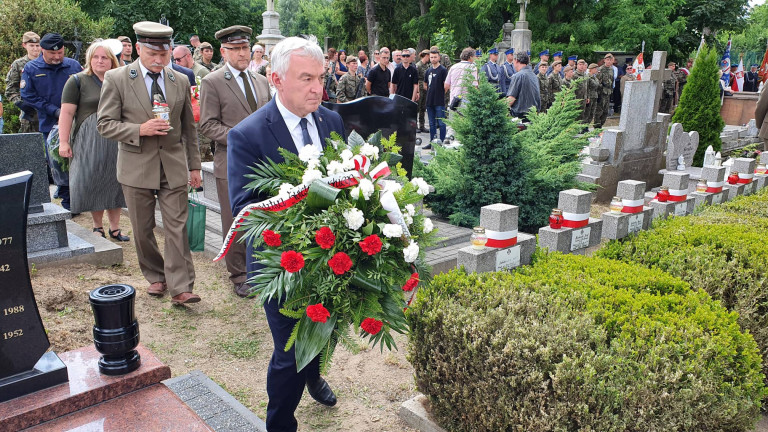 Marszałek Andrzej Betkowski Składa Kwiaty Na Grobie Tarzana
