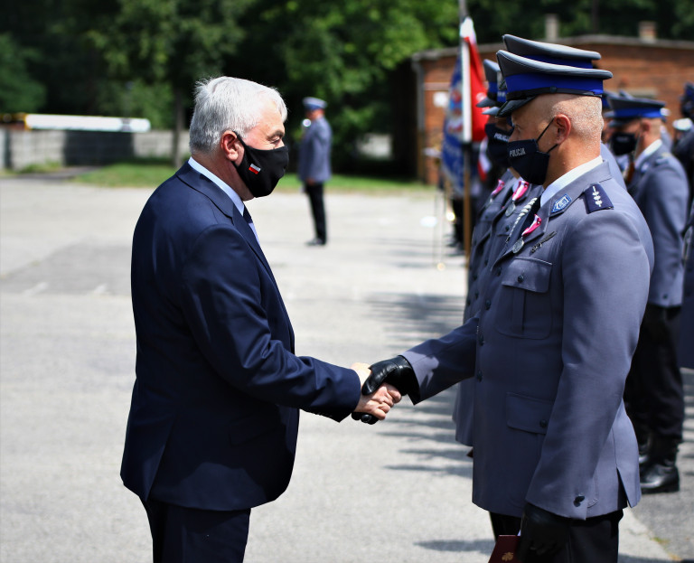 Marszałek Andrzej Bętkowski gratuluje odznaczonym Policjantom