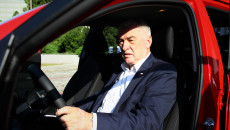 Marszałek województwa Andrzej Bętkowski siedzi na miejscu kierowcy w nowo zakupionym samochodzie o napędzie elektrycznym