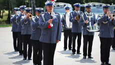 Orkiestra policyjna. Grupa policjantów trzyma w rękach instrumenty muzyczne