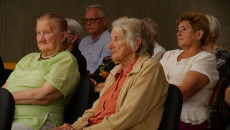 Starsze mieszkanki Michniowa uczestniczą w uroczystej sesji Rady Miasta i Gminy Suchedniów