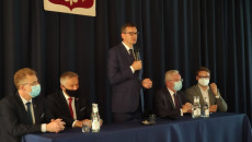 Premier Morawiecki z mikrofonem przemawia na spotkaniu w Końskich