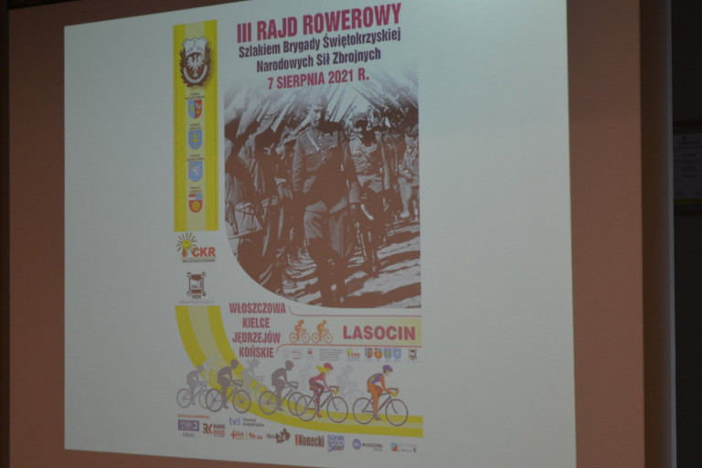 Czarno białe, archiwalne zdjęcie żołnierzy. Plakat Rajdu Rowerowego