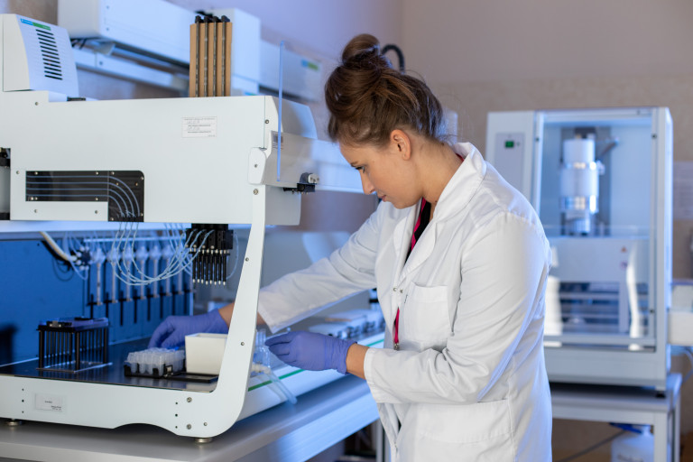 Sala Do Badań Koronawirusa Rcnt W Podzamczu. Laborantka Wykonuje Test Przy Pomocy Specjalnego Urządzenia