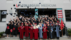 Studenci Medycyny Przed Budynkiem Colleggium Medicum