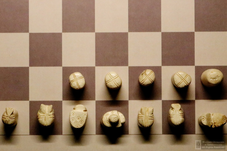 Widok z góry na białe figury gry szachy ułożone na tablicy