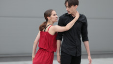 Kobieta w czerwonej sukience oraz mężczyzna ubrany na czarno. Tancerze Kieleckiego Teatru Tańca