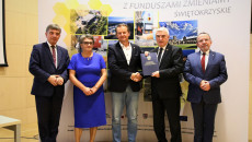 Przedstawiciele samorządu województwa na pamiątkowej fotografii z okazji podpisania umów na Unijne wsparcie