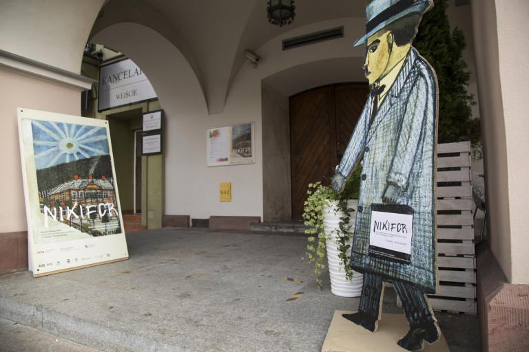 Twórczość Nikifora Krynickiego przed wejściem do siedziby Muzeum Dialogu Kultur w Kielcach