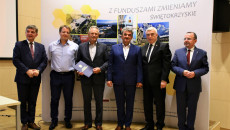 Uśmiechnięci urzędnicy z powiatu buskiego pozują do pamiątkowej fotografii z przedstawicielami samorządu województwa świętokrzyskiego