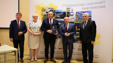 Uśmiechnięci urzędnicy z Gminy Oksa pozują do pamiątkowej fotografii z przedstawicielami samorządu województwa świętokrzyskiego