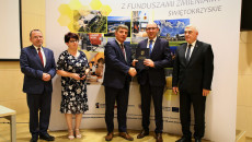 Uśmiechnięci urzędnicy z Urzędu Gminy w Wodzisławiu pozują do pamiątkowej fotografii z przedstawicielami samorządu województwa świętokrzyskiego