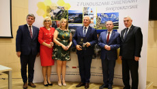 Uśmiechnięci urzędnicy z Urzędu Gminy w Złotej pozują do pamiątkowej fotografii z przedstawicielami samorządu województwa świętokrzyskiego