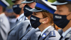 Wyróżnieni Policjanci. Zbliżenie na policjantkę w maseczce ochronnej na usta i nos