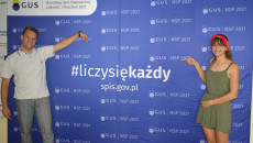 Laureaci konkursu na najaktywniejszego ambasadora spisu powszechnego stoją na tle hasła. Hasztag Liczy się każdy