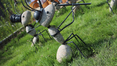 Kamienne Rzeźby Postaci Mrówek W Trawie