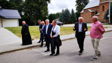 Marszałek Andrzej Bętkowski i Członek Zarządu Marek Jońca w grupie mężczyzn idących po drodze w Baćkowicach