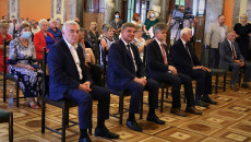 Marszałek Andrzej Bętkowski, Przewodniczący Sejmiku Andrzej Pruś, Członek Zarządu Marek Jońca i Senator Krzysztof Słoń, siedzą na krzesłach w pierwszym rzędzie