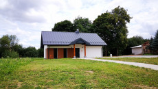 Dom otoczony zielenią, świetlica wiejska w Baćkowicach