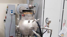 Skomplikowane, wielobryłowe urządzenie w Laboratorium Przemysłowym Niskoemisyjnych i Odnawialnych Źródeł Energii
