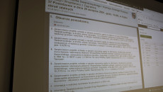 Monitor komputera podczas obrad Komisji Strategii Rozwoju, Promocji i Współpracy z Zagranicą Sejmiku Województwa Świętokrzyskiego