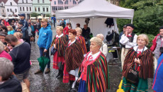 Członkinie Zespołu Folklorystycznego „bolechowiczanie” Stoją W Grupie Innych Osób Na Placu