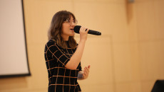 Do Mikrofonu śpiewa Katarzyna Makowska
