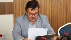 Przewodniczący Komisji Zdrowia Waldemar Wrona czyta projekt uchwały