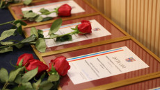 Na Stole Leżą Dyplomy Na Laureatów A Naich Róże Czerwone