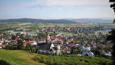 Panorama Miasta i Gminy Chęciny w słoneczny dzień. W tle góry świętokrzyskie