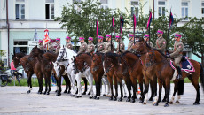 Kielce, Plac Wolności. Grupa Ułanów siedzących w siodle