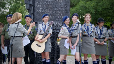 Grupa młodych harcerzy i harcerek pozuje do pamiątkowej fotografii pod Pomnikiem. Napis W hołdzie staszowskim oficerom wojska polskiego i policjantom pomordowanym na wschodzie wiosną 1940 roku. Społeczeństwo Staszowa