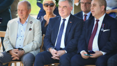 Marszałek Andrzej Bętkowski podczas uroczystości na placu Wolności w Kielcach. Obok marszałka między innymi odznaczony mężczyzna