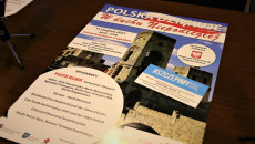 Na stole leży plakat promujący imprezę pod nazwą Polska dziękuje w duchu Niepodległej