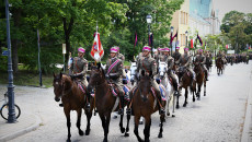 Kielce, ul. Jana Pawła Drugiego, przemarsz żołnierzy